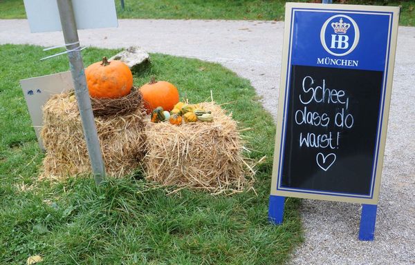 Kirchweih am Mini-Hofbräuhaus im Englischen Garten mit der Kindertafel Kirchweih am Mini-Hofbräuhaus im Englischen Garten mit der Kindertafel