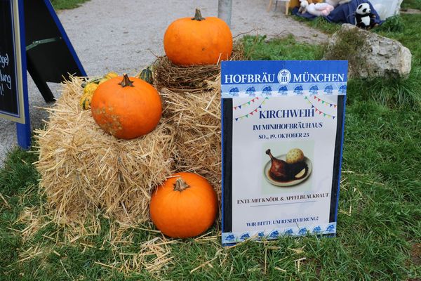 Kirchweih am Mini-Hofbräuhaus im Englischen Garten mit der Kindertafel Kirchweih am Mini-Hofbräuhaus im Englischen Garten mit der Kindertafel