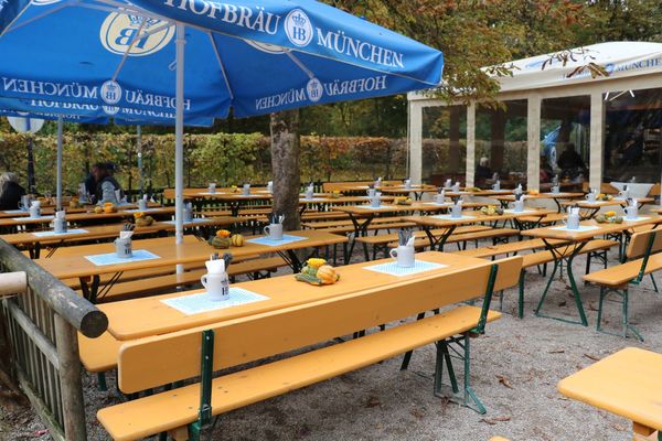 Kirchweih am Mini-Hofbräuhaus im Englischen Garten mit der Kindertafel Kirchweih am Mini-Hofbräuhaus im Englischen Garten mit der Kindertafel