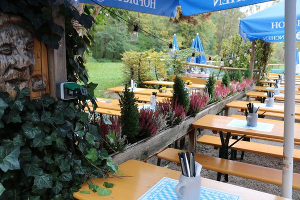 Kirchweih am Mini-Hofbräuhaus im Englischen Garten mit der Kindertafel Kirchweih am Mini-Hofbräuhaus im Englischen Garten mit der Kindertafel