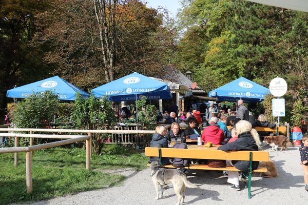 Kirchweih am Mini-Hofbräuhaus im Englischen Garten mit der Kindertafel Kirchweih am Mini-Hofbräuhaus im Englischen Garten mit der Kindertafel