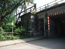 Sockel Braunacher Brücke, außer Betrieb genommenes Gleis, der Bezirksausschuß Isarvorstadt versucht seit längerer Zeit, diesen Brückenteil zu öffnen für Fußgänger und Radfahrer, näheres siehe Wikipedia