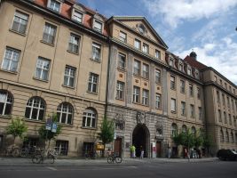 Die Frauenklinik mit der Anstaltskirche wurde durch Universität-Bauamtmann Theodor Kollmann erbaut und am 18. Dezember 1916 feierlich in Anwesenheti der Königsfamilie eröffnet. Begrüßungsworte sprach Kultusminister Dr. von Knilling, Dankesworte sprach der Rektor der Universität Dr. von Goebel, die Festrede hielt der Direktor der neuen Klink Geheimrat Professor Dr. Döderlein. Im Volksmund wird die Unviversitätsklinik auch `Maiklinik` genannt. Wie uns der Pfarrarchivar von St. Peter am 03. Februar 2015 mitteilt, wird die Taufkirche in der königlichen Universitäts-Freuenklinik an der Maistr. 11 in einem Beitrag im St. Peterskalender aus dem Jahr 1918 ( S. 24/25 u. S. 59ff.) als St. Maria in der Frauenklinik bezeichnet, die Anstalts-/Hauskapelle für die die Klinik betreuenden Schwestern heißt: Zur schmerzhaften Mutter. Die Benediktion durch den zuständigen Pfarrer von St. Peter, Dr. Theodor Becker, geschah am 5. Dezember 1916. Die feierliche Konsekration durch den Münchner Kardinal-Erzbischof Franziskus von Bettinger war am 17. Januar 1917. Näheres siehe Wikipedia