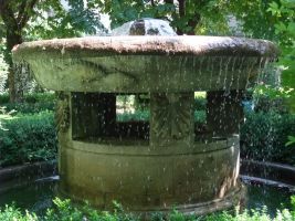 Frauenklinik München, Innenhof, Muschelkalkbrunnen in Schalenform, näheres siehe Homepage:München und seine Springbrunnen