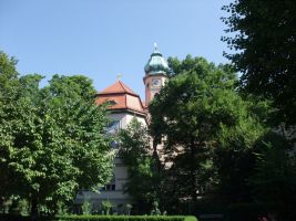 Kuratiekirche in der 1. Frauenklink der Universität München. Nebenkirche der Pfarrei St. Anton München, näheres siehe Homepage der Pfarrei St. Anton München. --- Zur History: die Frauenklinik mit der Anstaltskirche wurde durch Universität-Bauamtmann Theodor Kollmann erbaut und am 18. Dezember 1916 feierlich in Anwesenheit der Königsfamilie eröffnet. Begrüßungsworte sprach Kultusminister Dr. von Knilling, Dankesworte sprach der Rektor der Universität Dr. von Goebel, die Festrede hielt der Direktor der neuen Klink Geheimrat Professor Dr. Döderlein. Die feierliche Benediktion der Anstaltskirche fand am 05. Dezember 1916 statt und wurde durch Stadtparrer von St. Peter, Herrn Geistl. Rat Msgr. Theodor Becker vorgenommen. Durch die feierliche Konsekration am 17. Januar 1917 wurde die Anstaltskirche durch Kardinal Franziskus von Bettinger geweiht. Zuvor übergab der Erzb. Sekretär Msgr. Graf Dr. Konrad von Preysing dem Hausgeistlichen die Reliquienkapsel für das Reliquienaltärchen. Die Reliquien waren Gebeine eines Märtyrers Hl. Benedikt, eines Hl. Columban und der Hl. Clementia. Das Altargemälde hat Professor Dörner entworfen und stellt die Anbetung der Hl. drei Könige dar. Es ist eine treffliche Kopie des Werkes in der Alten Pinakothek. Wie uns der Pfarrarchivar von St. Peter am 03. Februar 2015 mitteilt, wird die Taufkirche in der königlichen Universitäts-Freuenklinik an der Maistr. 11 in einem Beitrag im St. Peterskalender aus dem Jahr 1918 ( S. 24/25 u. S. 59ff.) als St. Maria in der Frauenklinik bezeichnet, die Anstalts-/Hauskapelle für die die Klinik betreuenden Schwestern heißt: Zur schmerzhaften Mutter. Die Benediktion durch den zuständigen Pfarrer von St. Peter, Dr. Theodor Becker, geschah am 5. Dezember 1916. Die feierliche Konsekration durch den Münchner Kardinal-Erzbischof Franziskus von Bettinger war am 17. Januar 1917. 