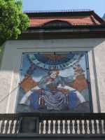 Mosaikgemälde und Sonnenuhr, Gelände Innenhof der Frauenklinik, der Hl. Peter als Wettergott mit dem Himmelsschlüssel, entworfen von Professor Julius Diez, ausgeführt von Rauecker