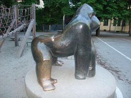 Grundschule an der Tumblingerstraße, Gorilla, geschaffen von Künstler Hans Kastler