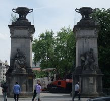 Pylone an der Ludwigsbrücke, näheres siehe Widimedia