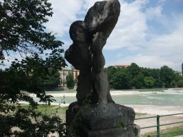 Skulptur östlich an der Reichenbachbrücke, näheres siehe Wikipedia