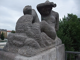 Skulptur östlich an der Reichenbachbrücke, näheres siehe Wikipedia