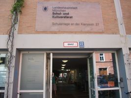 Grundschule an der Klenzestraße 27, Förderschule Mathilde Eller, Städtischer Hort, Städtische Kita, Heilpädagogische Tageseinrichtung und Sprachheilpädagogisches Arbeits- und Beratungszentrum, näheres siehe Homepage