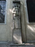 Statue und Bildnis der Hl. Barbara an der Kirche St. Stephan, Seite zum Alten Südfriedhof. Bis zur Einstellung des Bestattungsbetriebes blieb die Stephanskirche unverändert. Lediglich an der Südseite stellte die Verwaltung 1932 ein Kriegerdenkmal aus der Hand von Karl Romeis auf. Die monumentale Figur stellt die Heilige Barbara dar, sie ist Schutzpatronin der Artillerie. An der Stelle des Denkmals befand sich zuvor ein Fresko mit der Darstellung des Heiligen Christophorus. Das Bild dieses Schutzheiligen wurde gerne an Kirchen angebracht, da sein Anblick vor dem plötzlichen Tod schützen sollte. Seit dem Spätmittelalter gehörte dieser Heilige zu den volkstümlichsten Heiligen. --- Das Denkmal trägt die Inschrift: 1914 UNSEREN TOTEN 1918 RES. FELDART. REGIMENT 6 ---   Nähes zur Kirche St. Stephan siehe Wikipedia