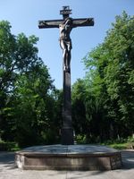 überdimensional großes Kreuzeszeichen im Alten Südfriedhof, näheres siehe Wikipedia