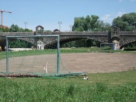 Wittelsbacher Brücke, hier Bolzplatz im Hochwasserbett